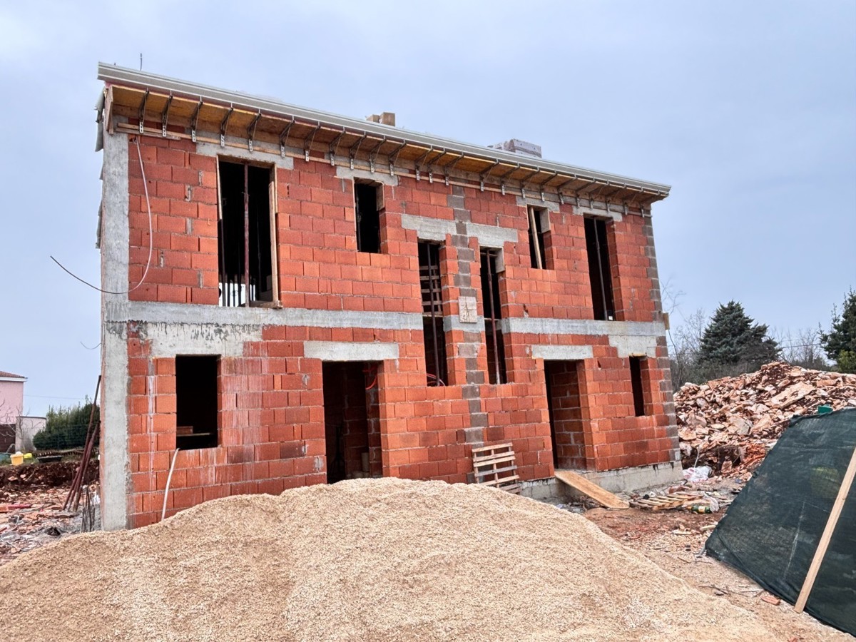 Dvojčki v mirni soseski v bližini Umaga