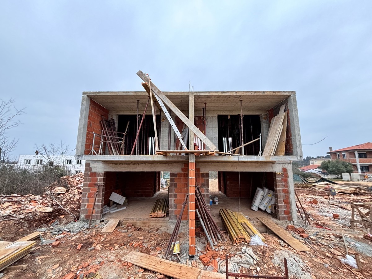 Dvojčki v mirni soseski v bližini Umaga