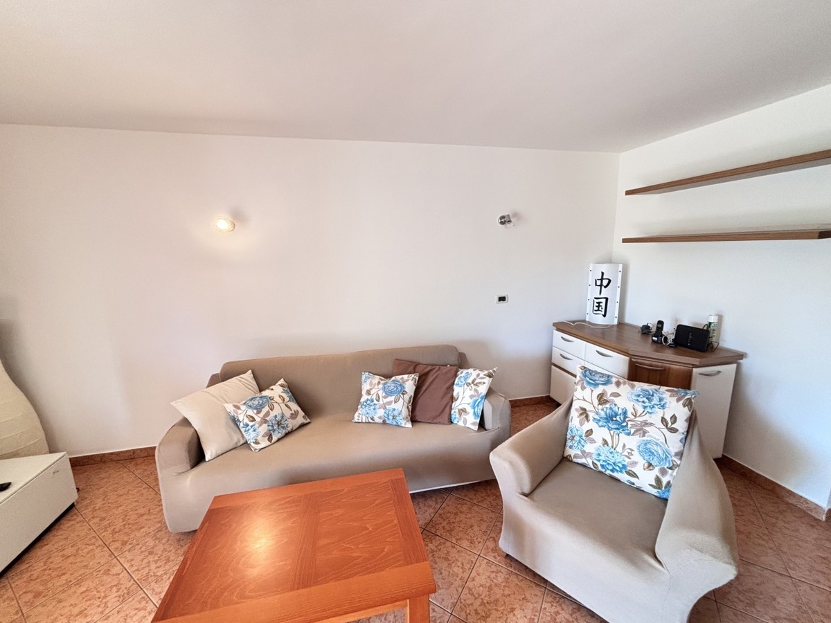 Pritlično stanovanje, ki se nahaja 400 metrov od plaže v Novigradu.