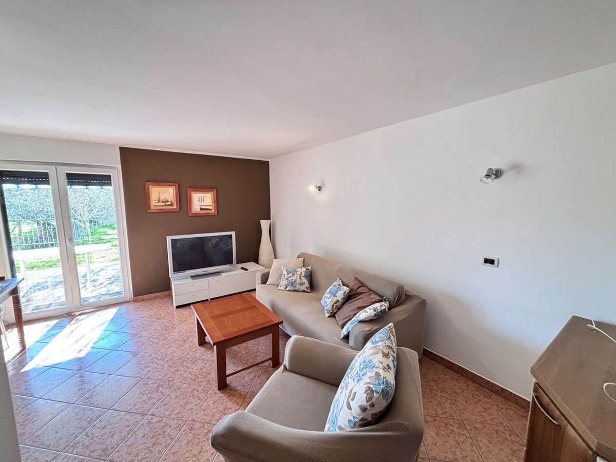 Pritlično stanovanje, ki se nahaja 400 metrov od plaže v Novigradu.