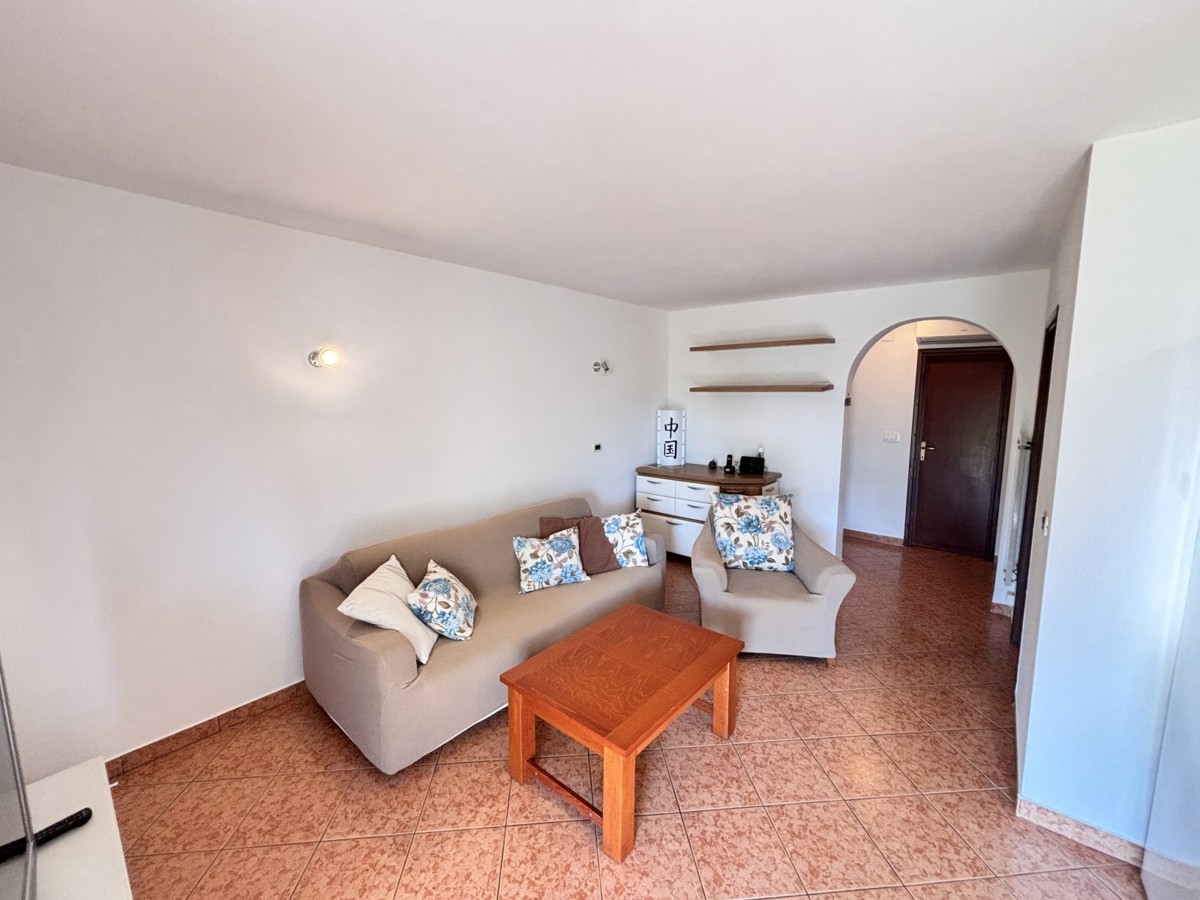 Pritlično stanovanje, ki se nahaja 400 metrov od plaže v Novigradu.