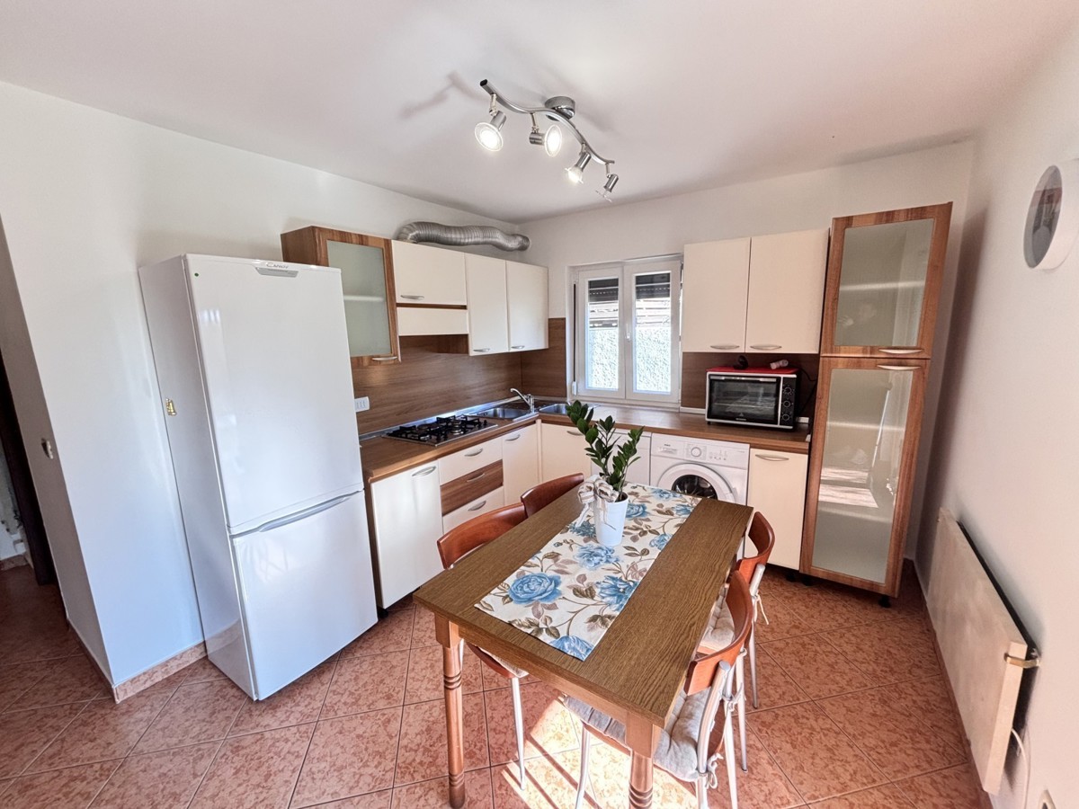 Pritlično stanovanje, ki se nahaja 400 metrov od plaže v Novigradu.