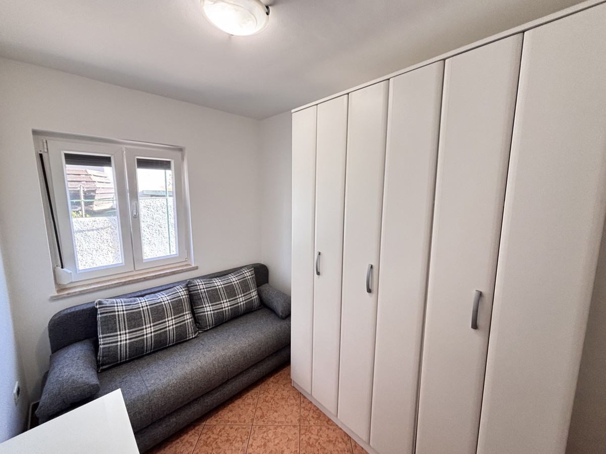 Pritlično stanovanje, ki se nahaja 400 metrov od plaže v Novigradu.