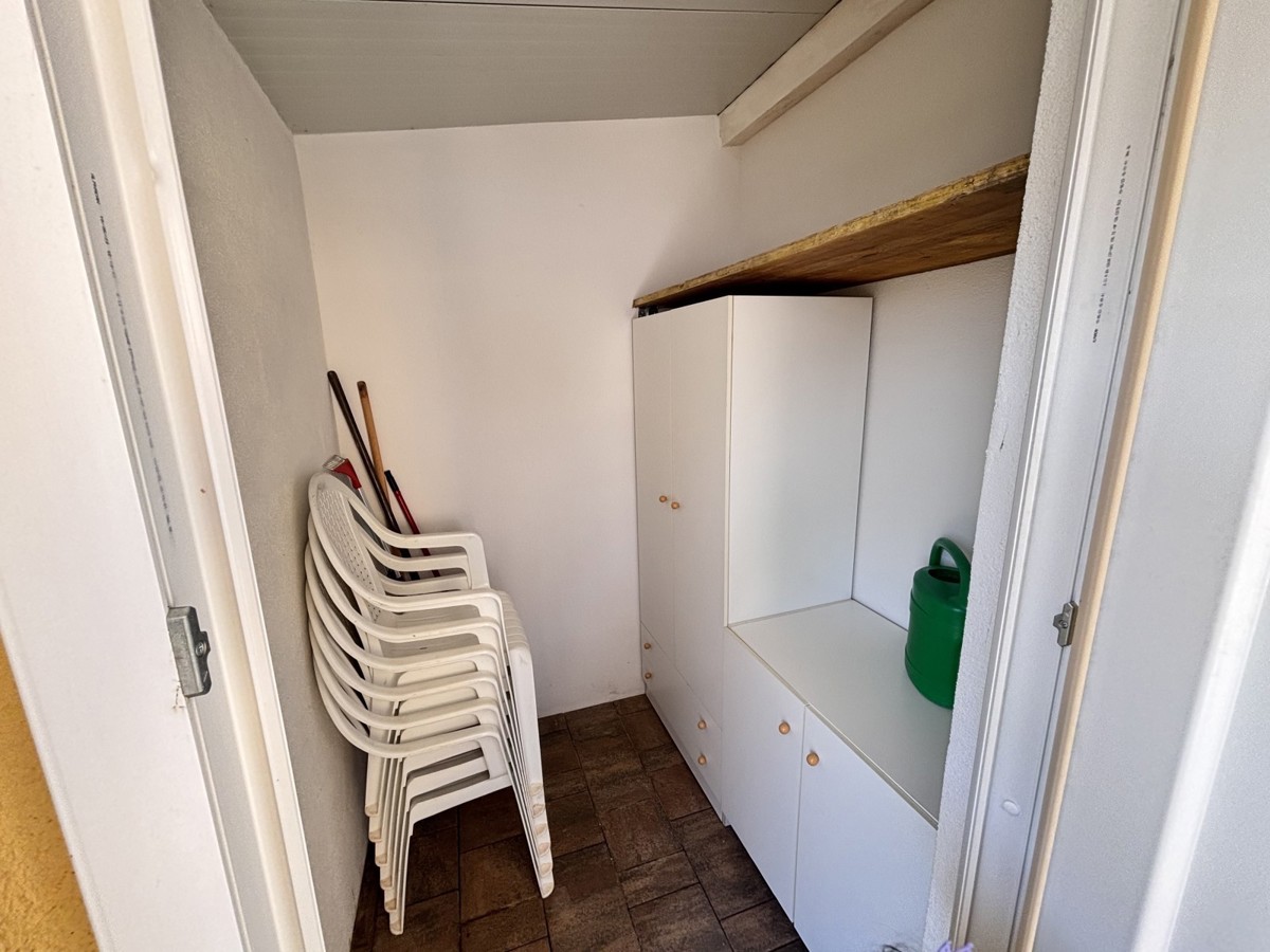 Pritlično stanovanje, ki se nahaja 400 metrov od plaže v Novigradu.