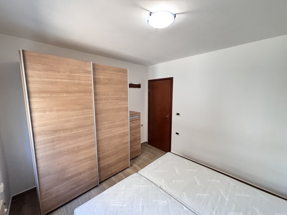 Pritlično stanovanje, ki se nahaja 400 metrov od plaže v Novigradu.