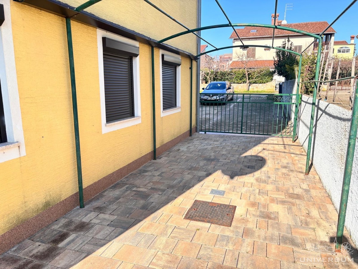 Pritlično stanovanje, ki se nahaja 400 metrov od plaže v Novigradu.