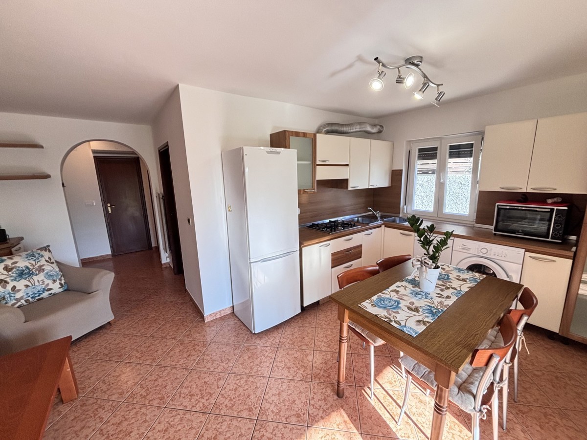 Pritlično stanovanje, ki se nahaja 400 metrov od plaže v Novigradu.