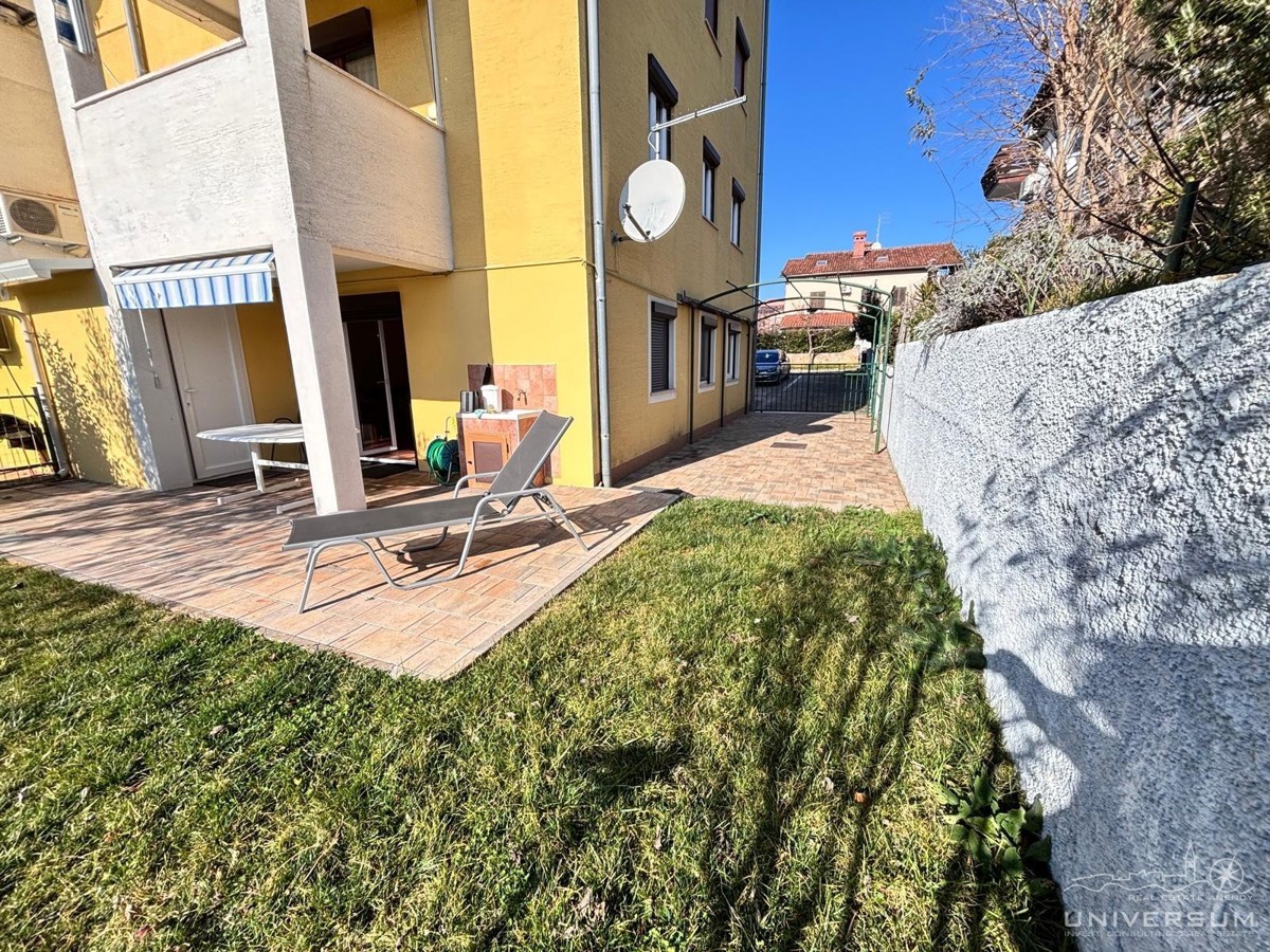 Pritlično stanovanje, ki se nahaja 400 metrov od plaže v Novigradu.