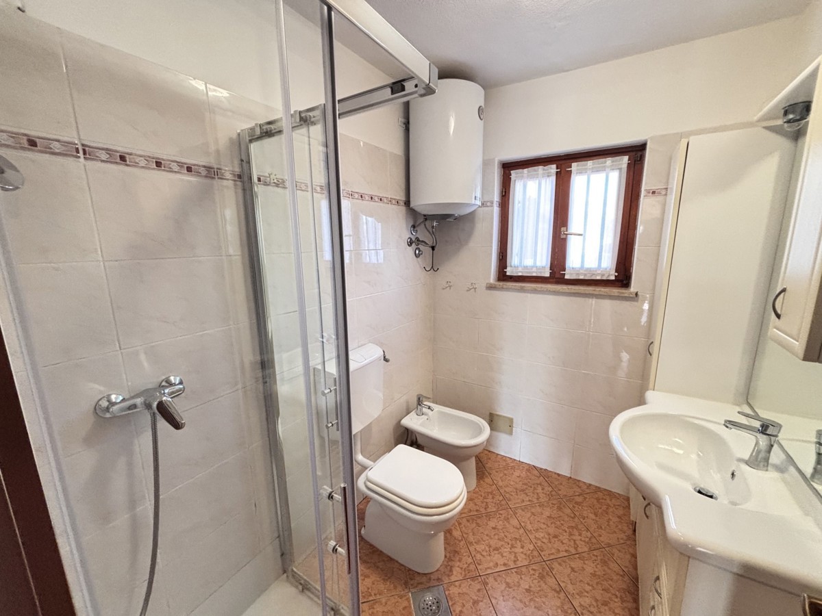 Pritlično stanovanje, ki se nahaja 400 metrov od plaže v Novigradu.