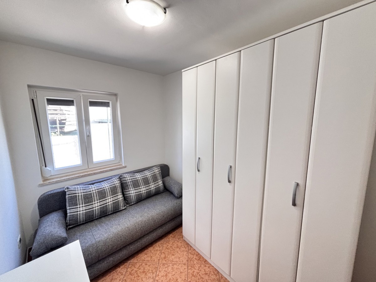 Pritlično stanovanje, ki se nahaja 400 metrov od plaže v Novigradu.