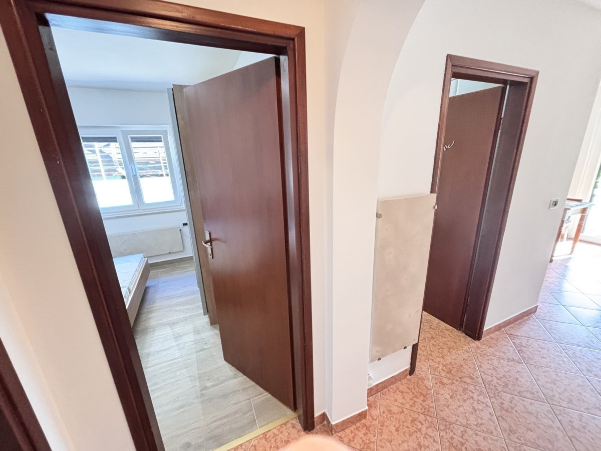 Pritlično stanovanje, ki se nahaja 400 metrov od plaže v Novigradu.