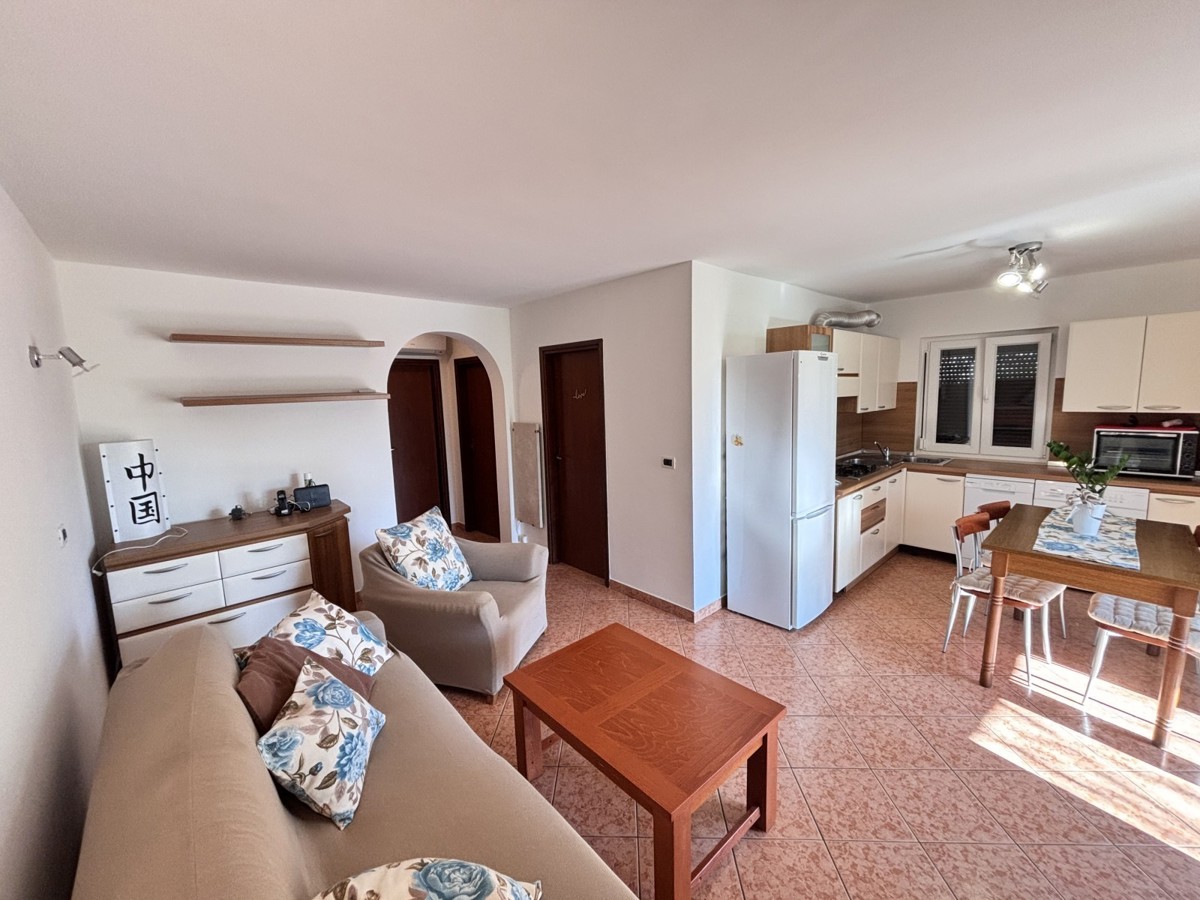 Pritlično stanovanje, ki se nahaja 400 metrov od plaže v Novigradu.