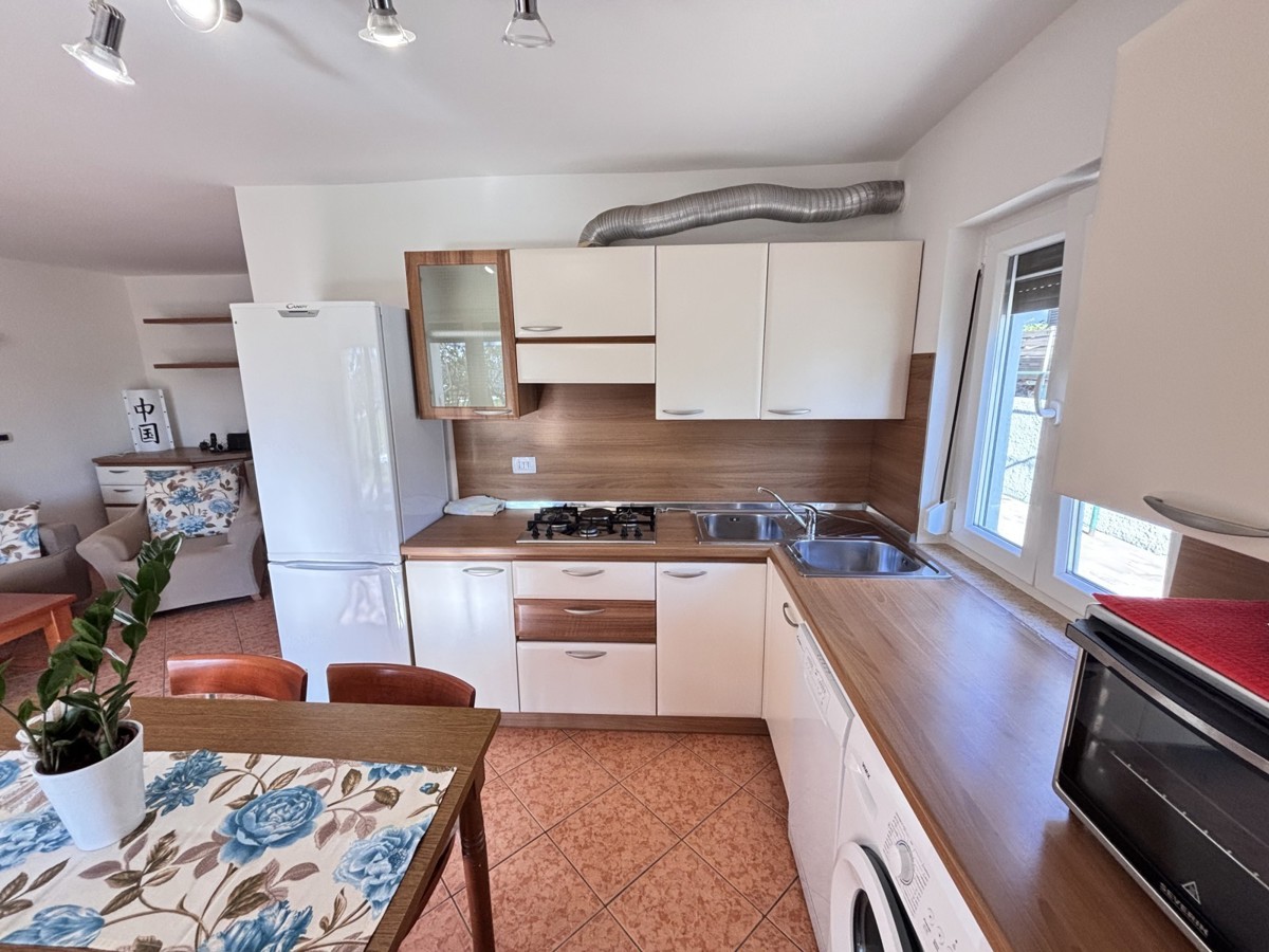 Pritlično stanovanje, ki se nahaja 400 metrov od plaže v Novigradu.