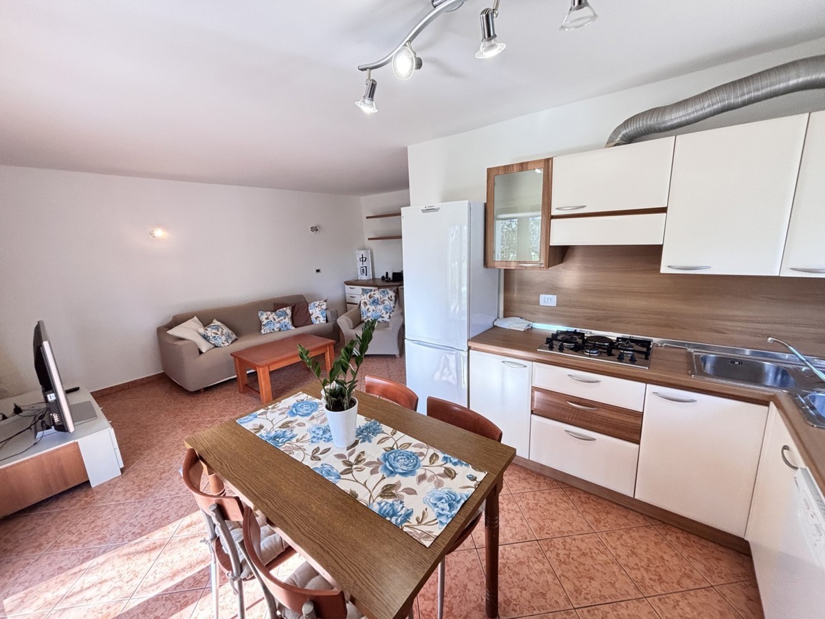 Pritlično stanovanje, ki se nahaja 400 metrov od plaže v Novigradu.