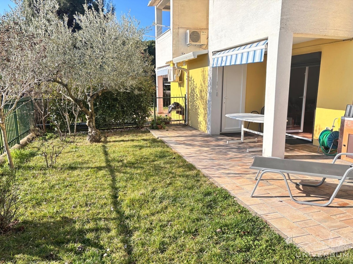 Pritlično stanovanje, ki se nahaja 400 metrov od plaže v Novigradu.