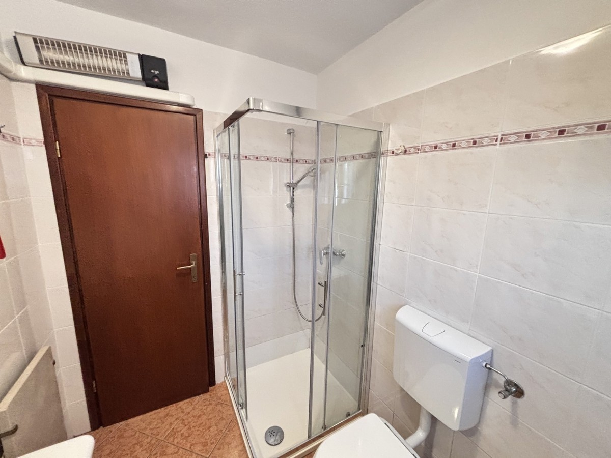 Pritlično stanovanje, ki se nahaja 400 metrov od plaže v Novigradu.