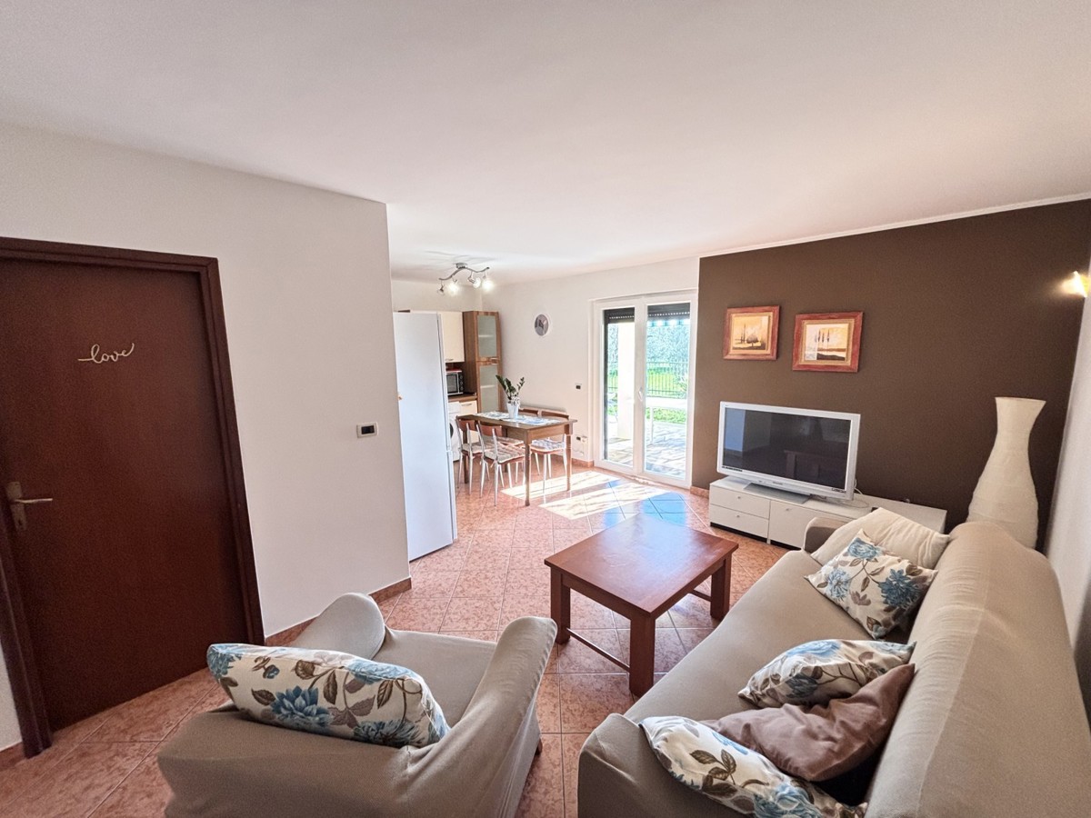 Pritlično stanovanje, ki se nahaja 400 metrov od plaže v Novigradu.