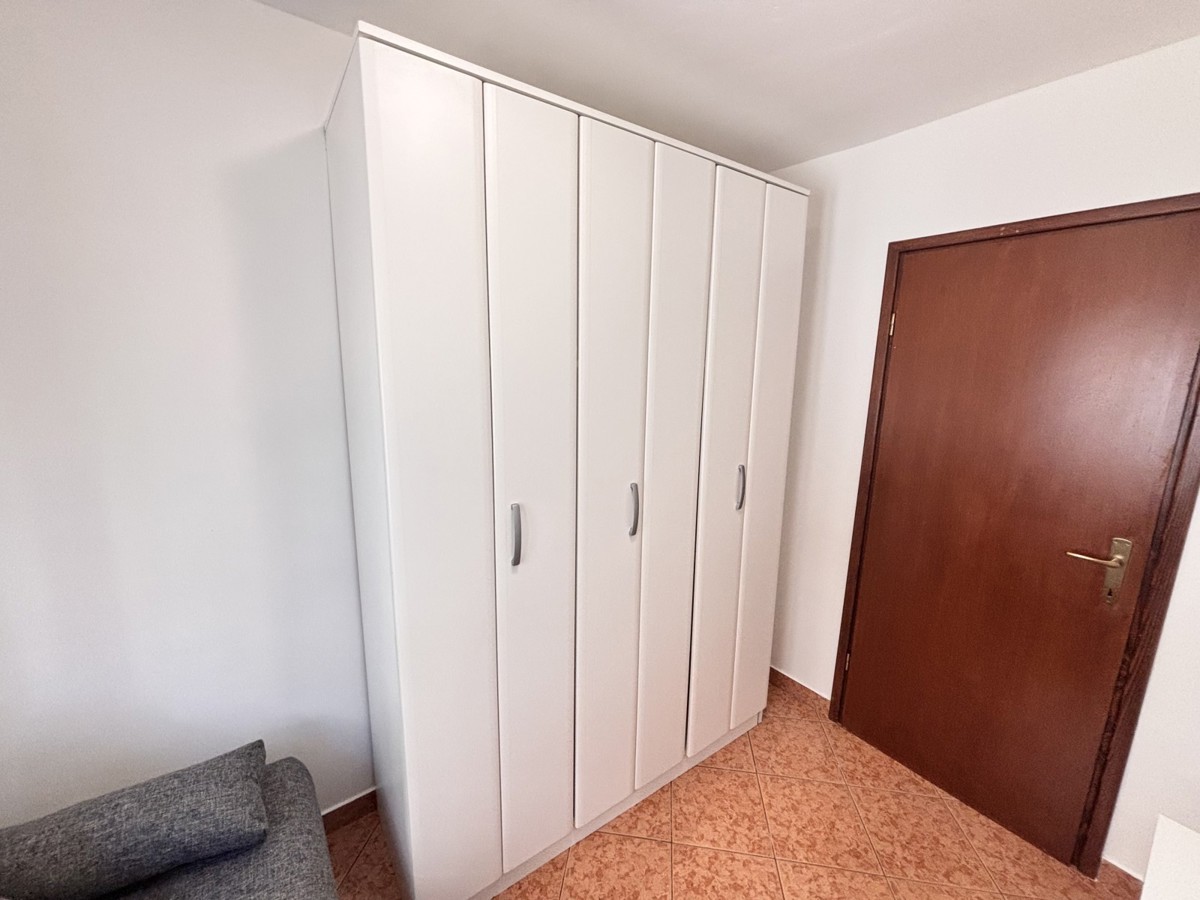 Pritlično stanovanje, ki se nahaja 400 metrov od plaže v Novigradu.