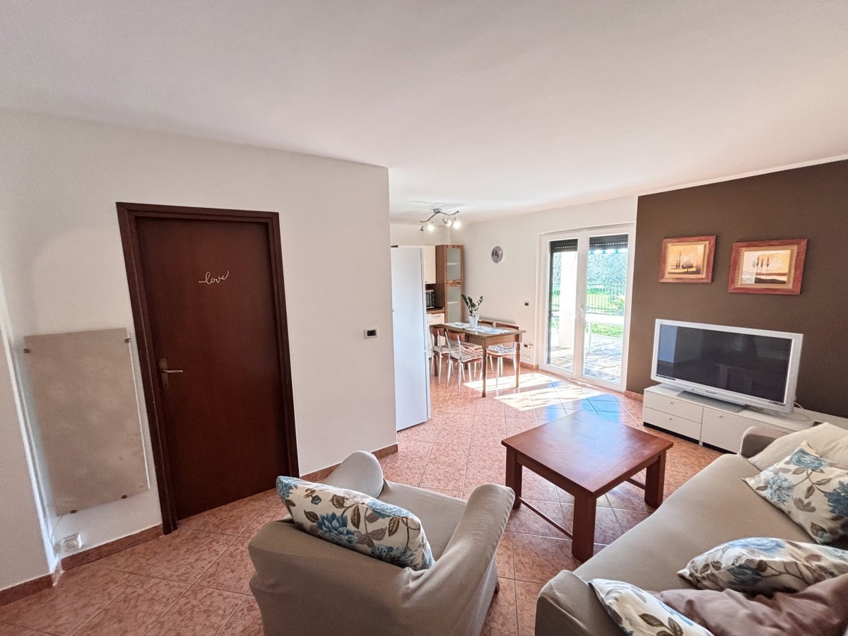 Pritlično stanovanje, ki se nahaja 400 metrov od plaže v Novigradu.