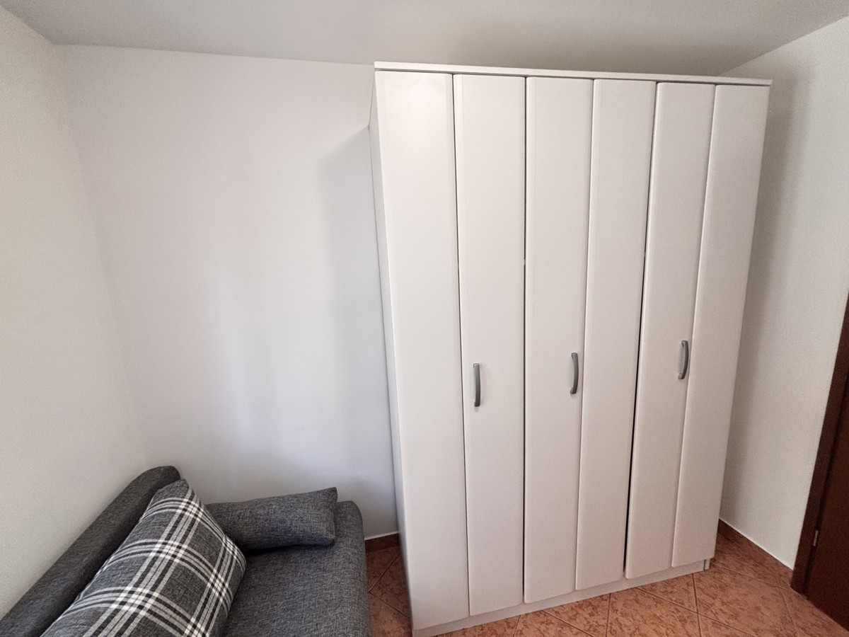 Pritlično stanovanje, ki se nahaja 400 metrov od plaže v Novigradu.