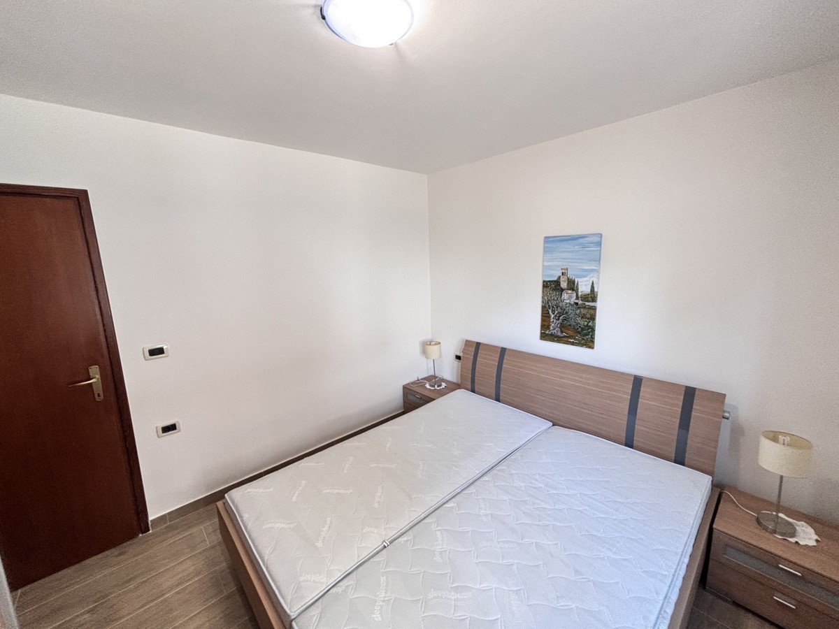 Pritlično stanovanje, ki se nahaja 400 metrov od plaže v Novigradu.