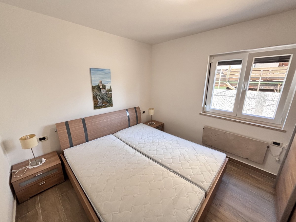 Pritlično stanovanje, ki se nahaja 400 metrov od plaže v Novigradu.