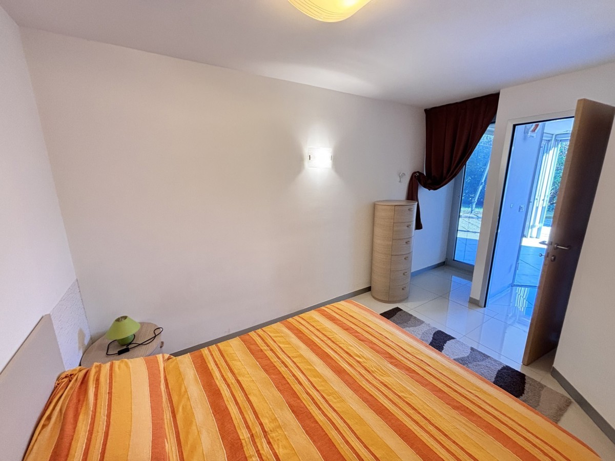 Popolnoma opremljeno stanovanje z dvoriščem v Novigradu