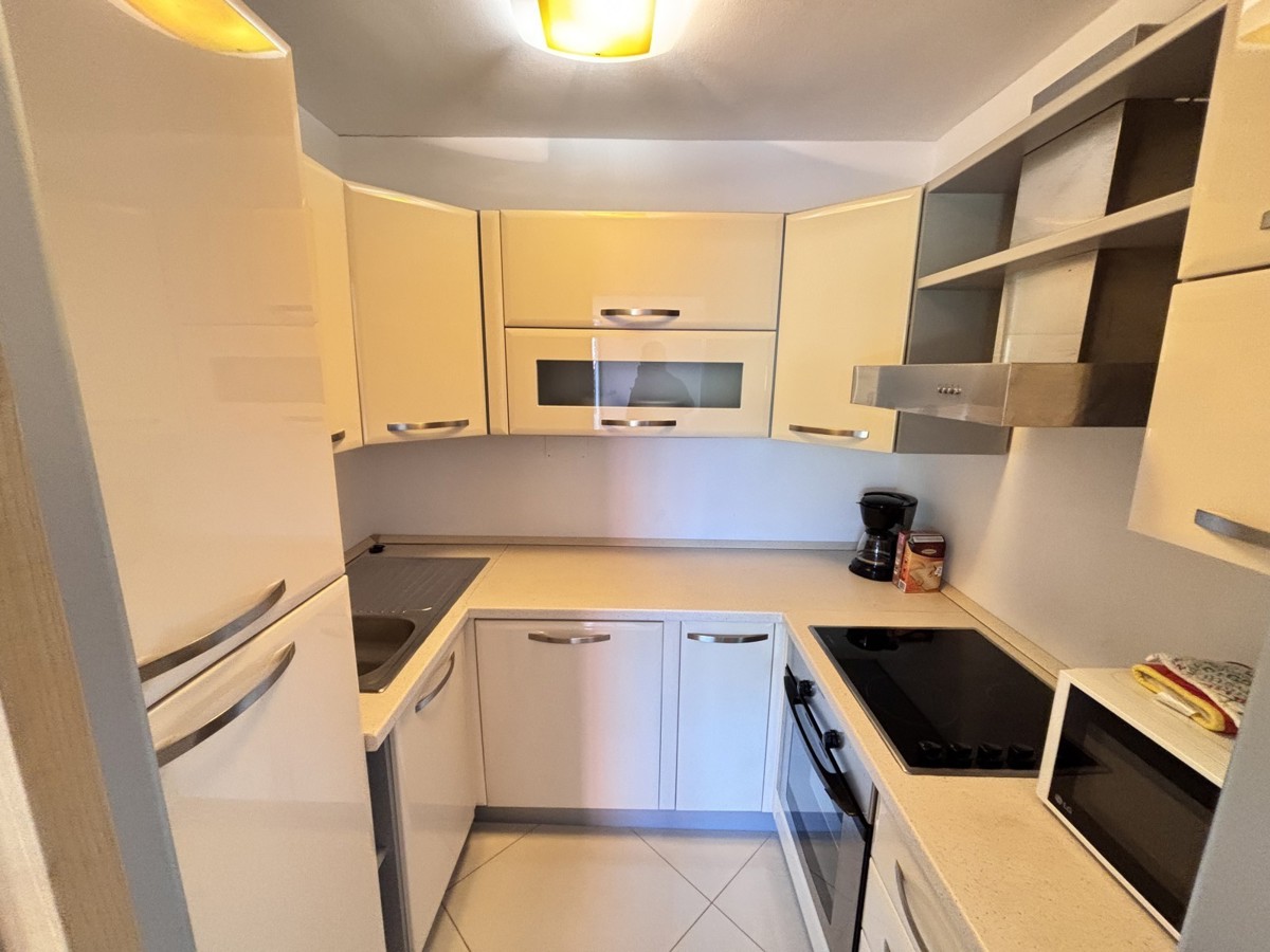 Popolnoma opremljeno stanovanje z dvoriščem v Novigradu