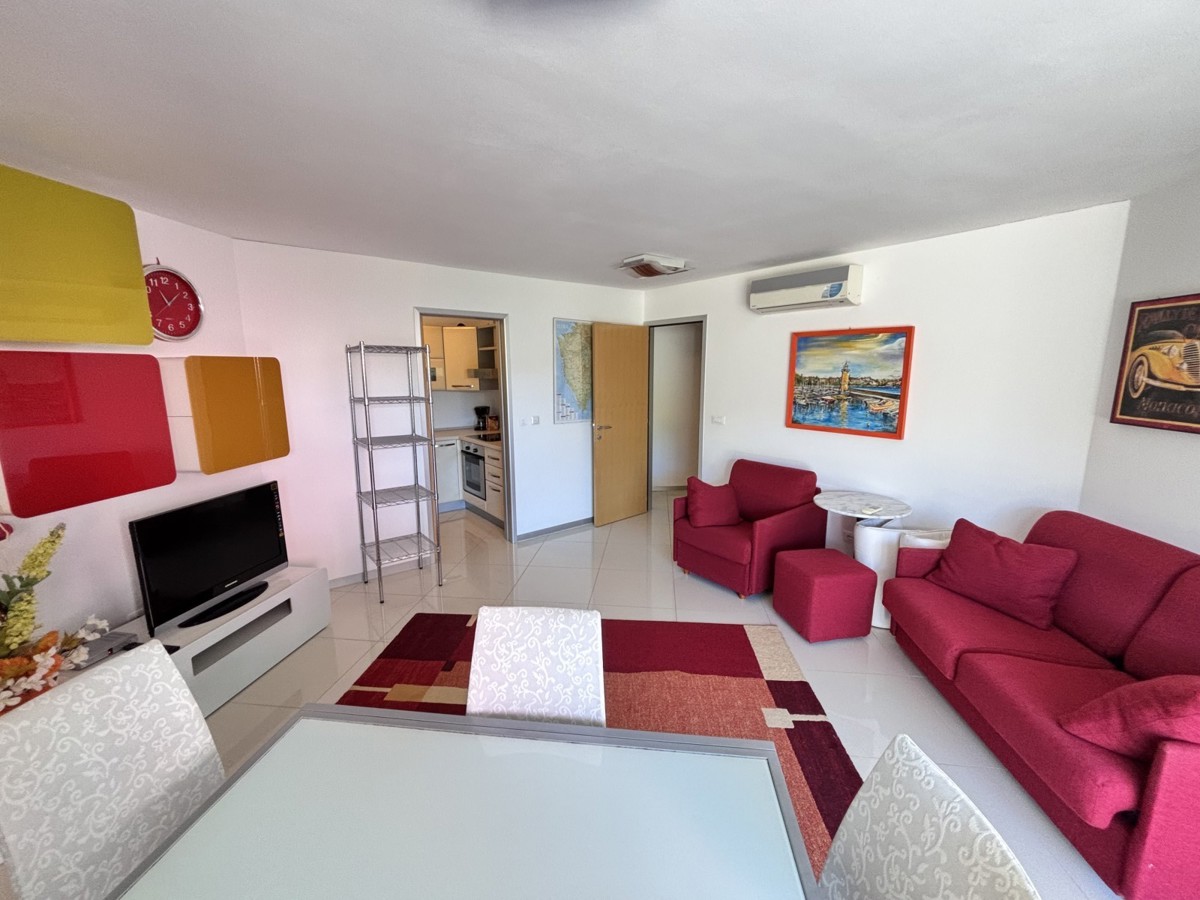 Popolnoma opremljeno stanovanje z dvoriščem v Novigradu