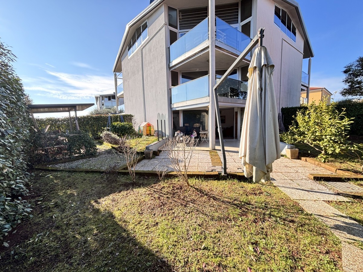 Popolnoma opremljeno stanovanje z dvoriščem v Novigradu