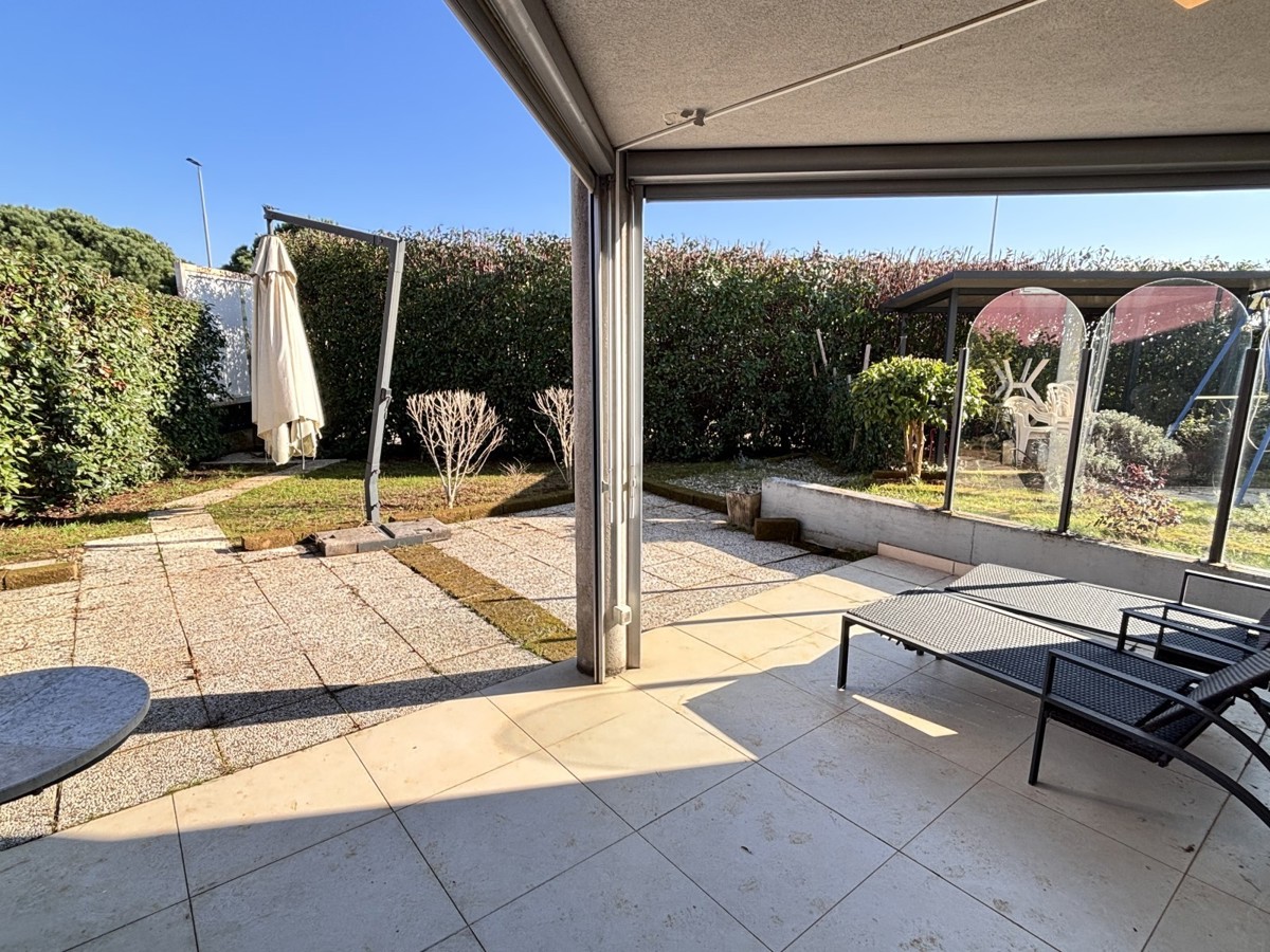 Popolnoma opremljeno stanovanje z dvoriščem v Novigradu