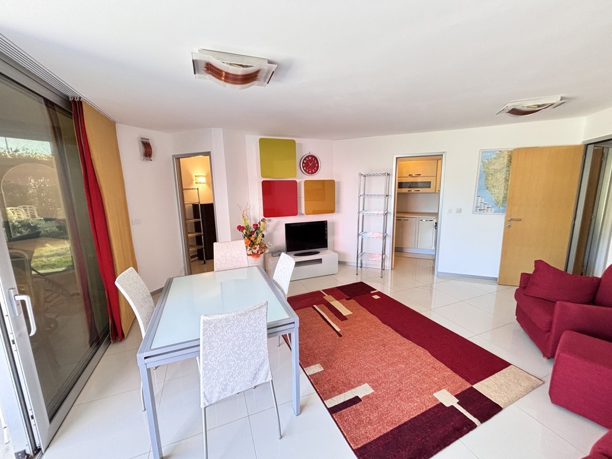 Popolnoma opremljeno stanovanje z dvoriščem v Novigradu