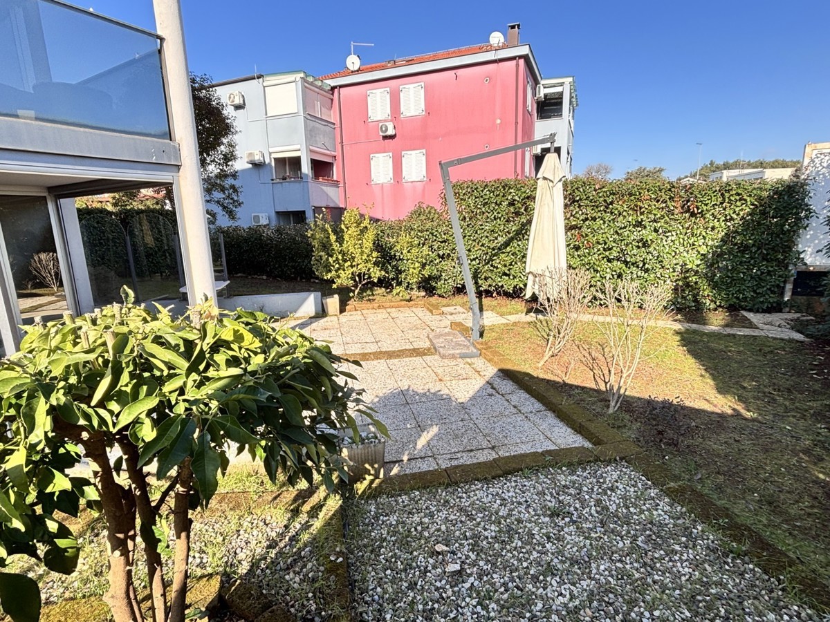 Popolnoma opremljeno stanovanje z dvoriščem v Novigradu