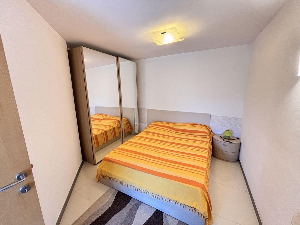 Popolnoma opremljeno stanovanje z dvoriščem v Novigradu