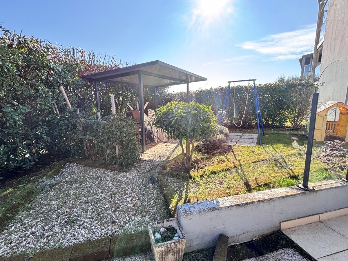 Popolnoma opremljeno stanovanje z dvoriščem v Novigradu