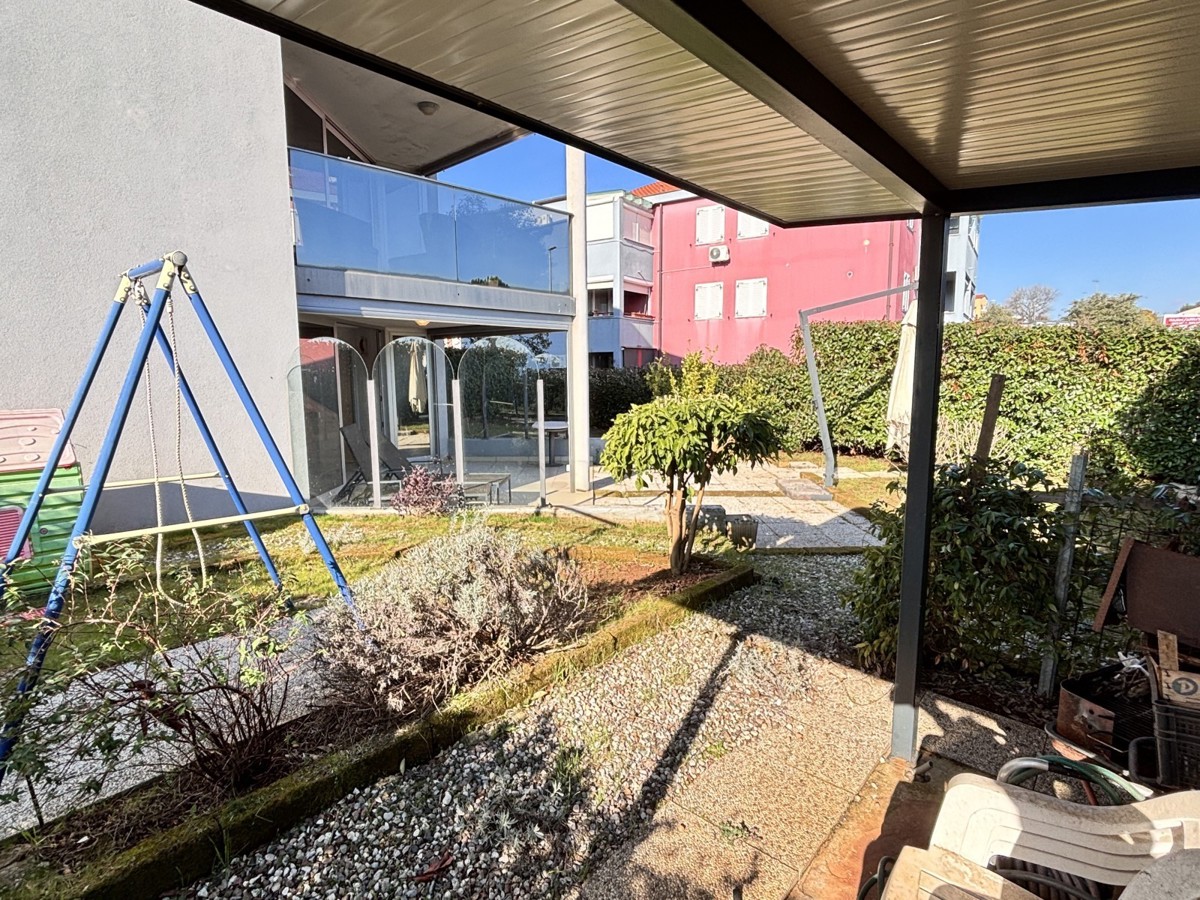 Popolnoma opremljeno stanovanje z dvoriščem v Novigradu