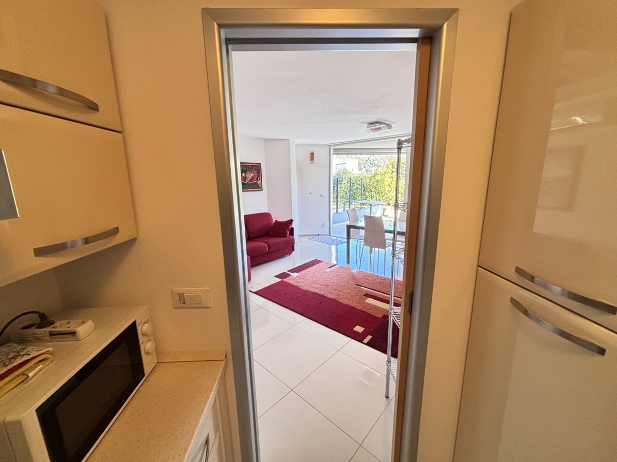 Popolnoma opremljeno stanovanje z dvoriščem v Novigradu