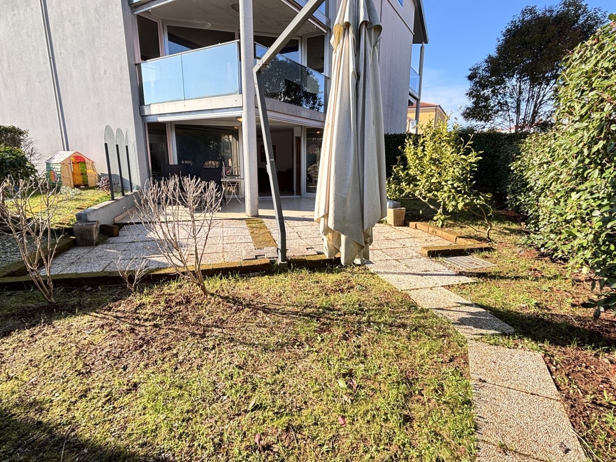 Popolnoma opremljeno stanovanje z dvoriščem v Novigradu