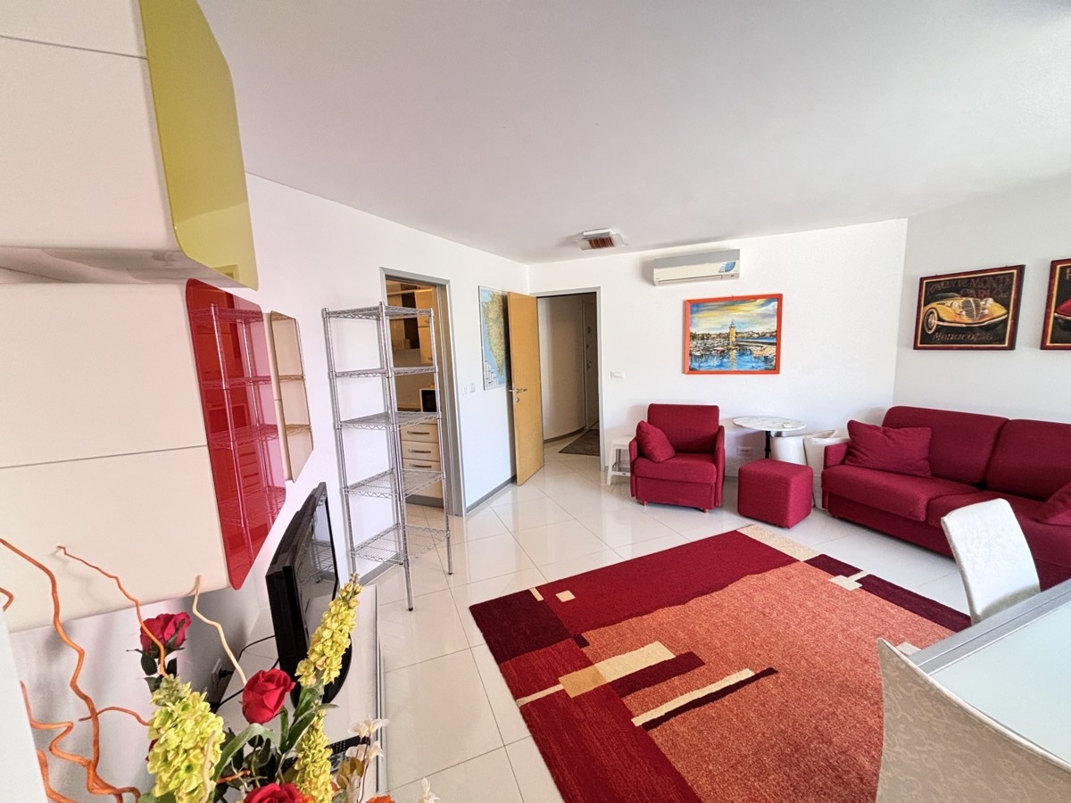 Popolnoma opremljeno stanovanje z dvoriščem v Novigradu