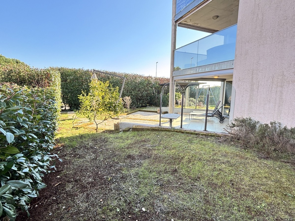 Popolnoma opremljeno stanovanje z dvoriščem v Novigradu