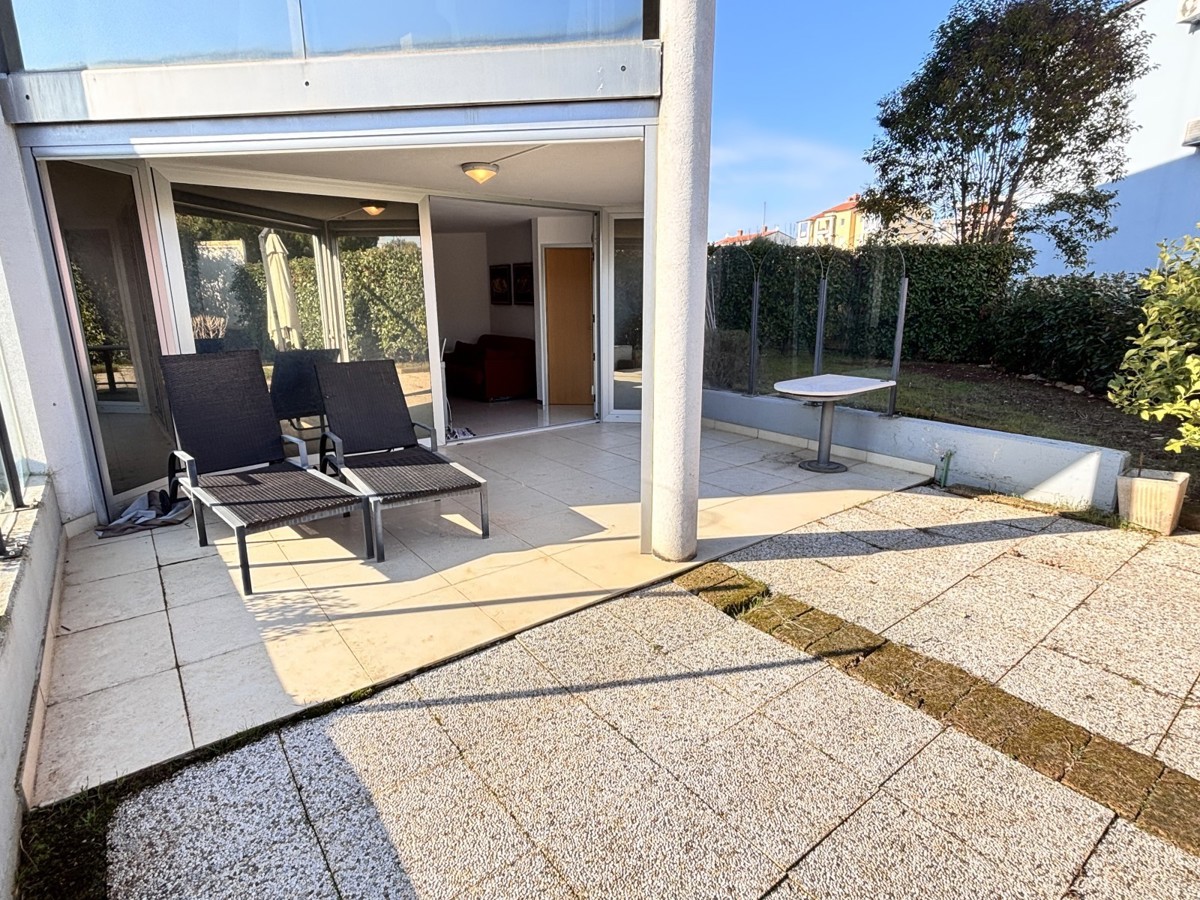 Popolnoma opremljeno stanovanje z dvoriščem v Novigradu