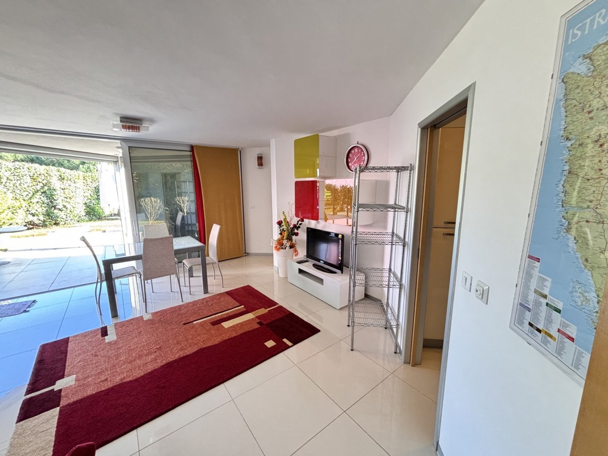 Popolnoma opremljeno stanovanje z dvoriščem v Novigradu