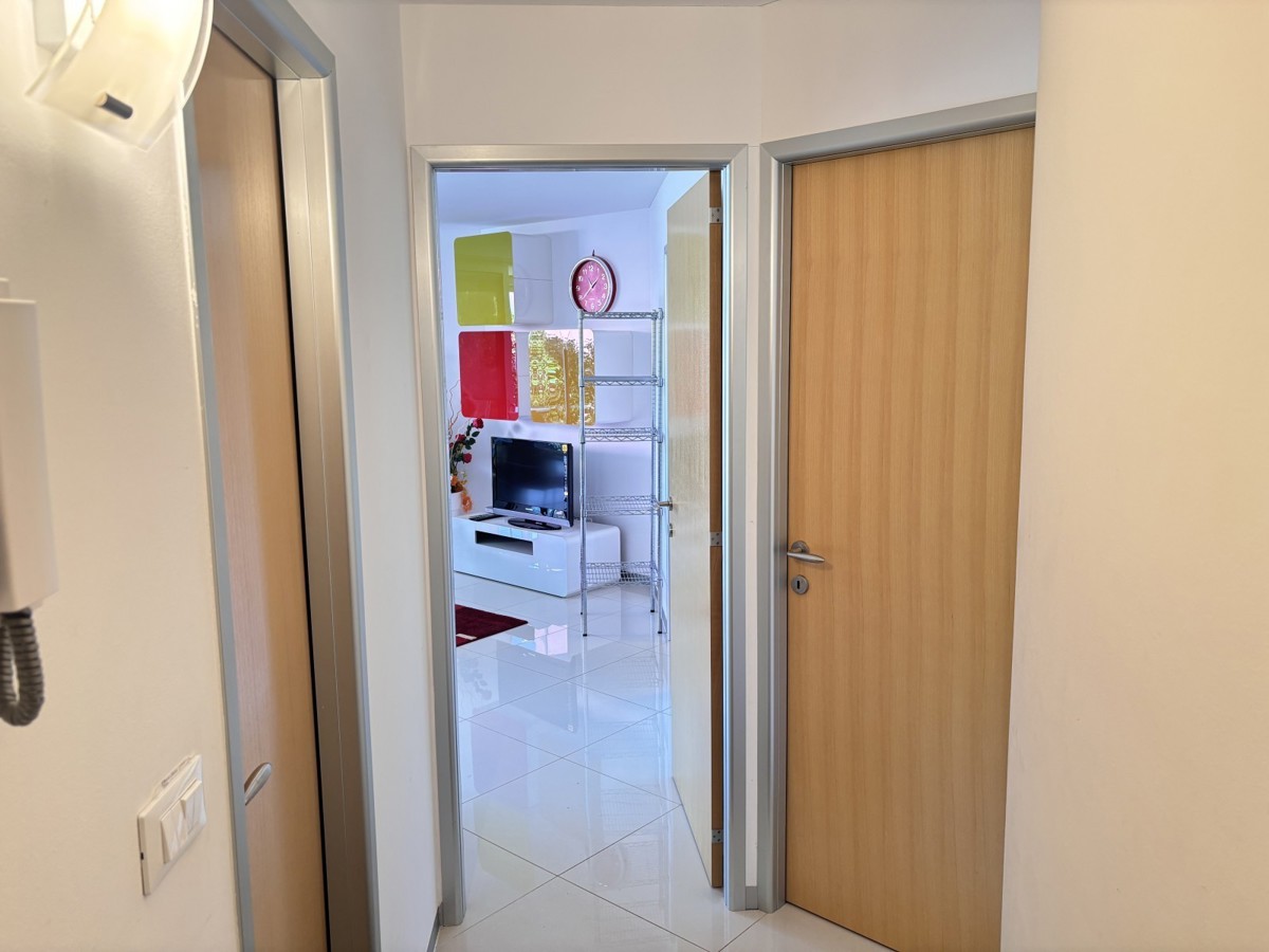 Popolnoma opremljeno stanovanje z dvoriščem v Novigradu