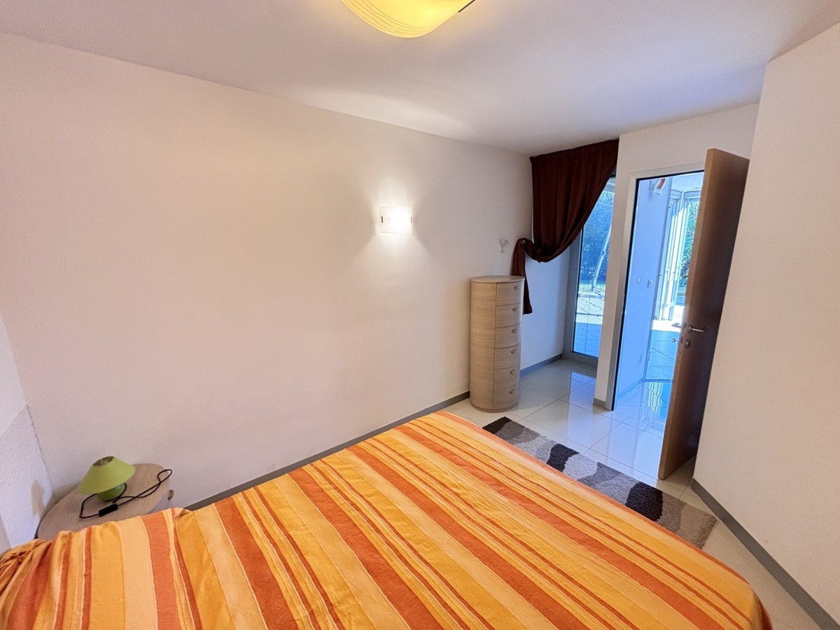 Popolnoma opremljeno stanovanje z dvoriščem v Novigradu