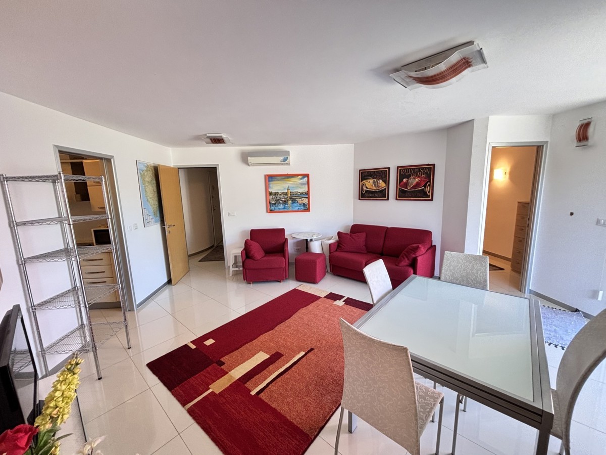 Popolnoma opremljeno stanovanje z dvoriščem v Novigradu