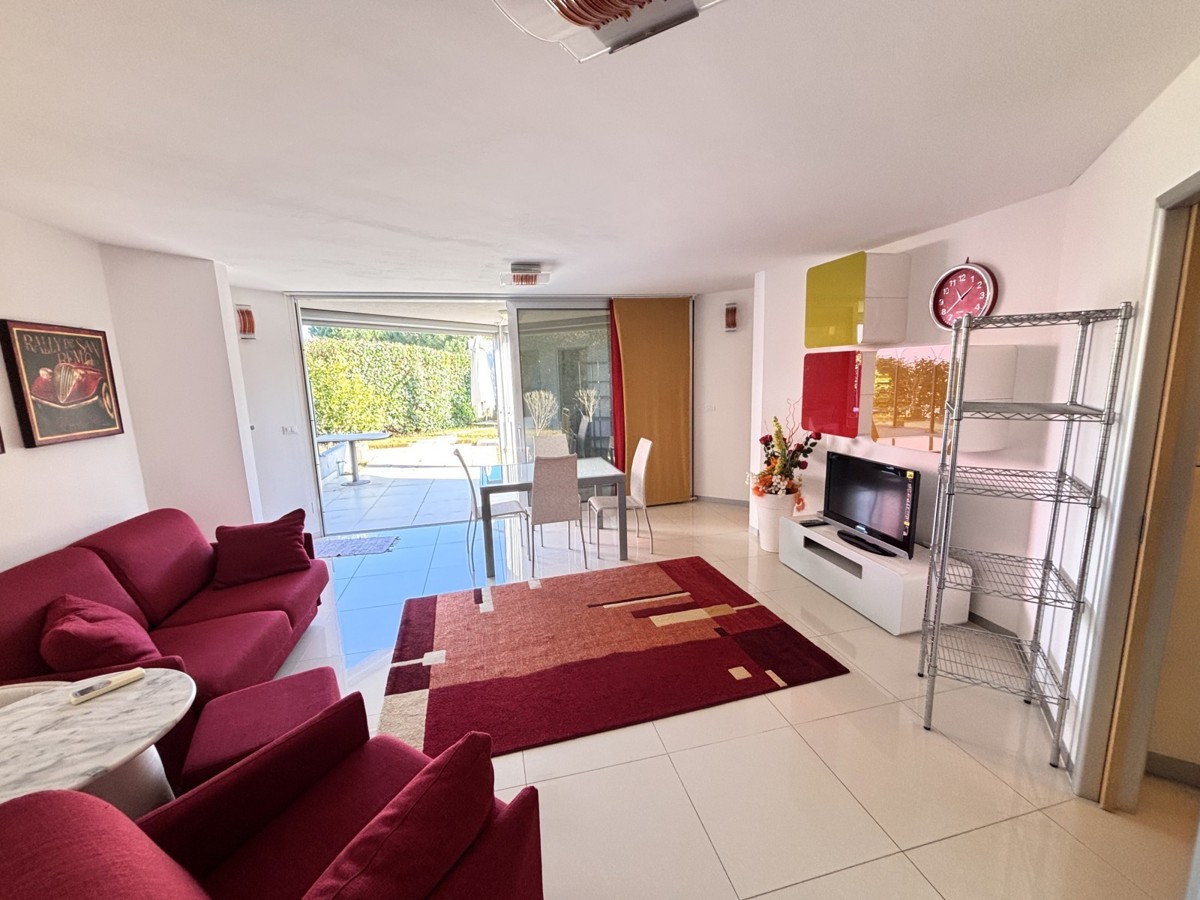 Popolnoma opremljeno stanovanje z dvoriščem v Novigradu