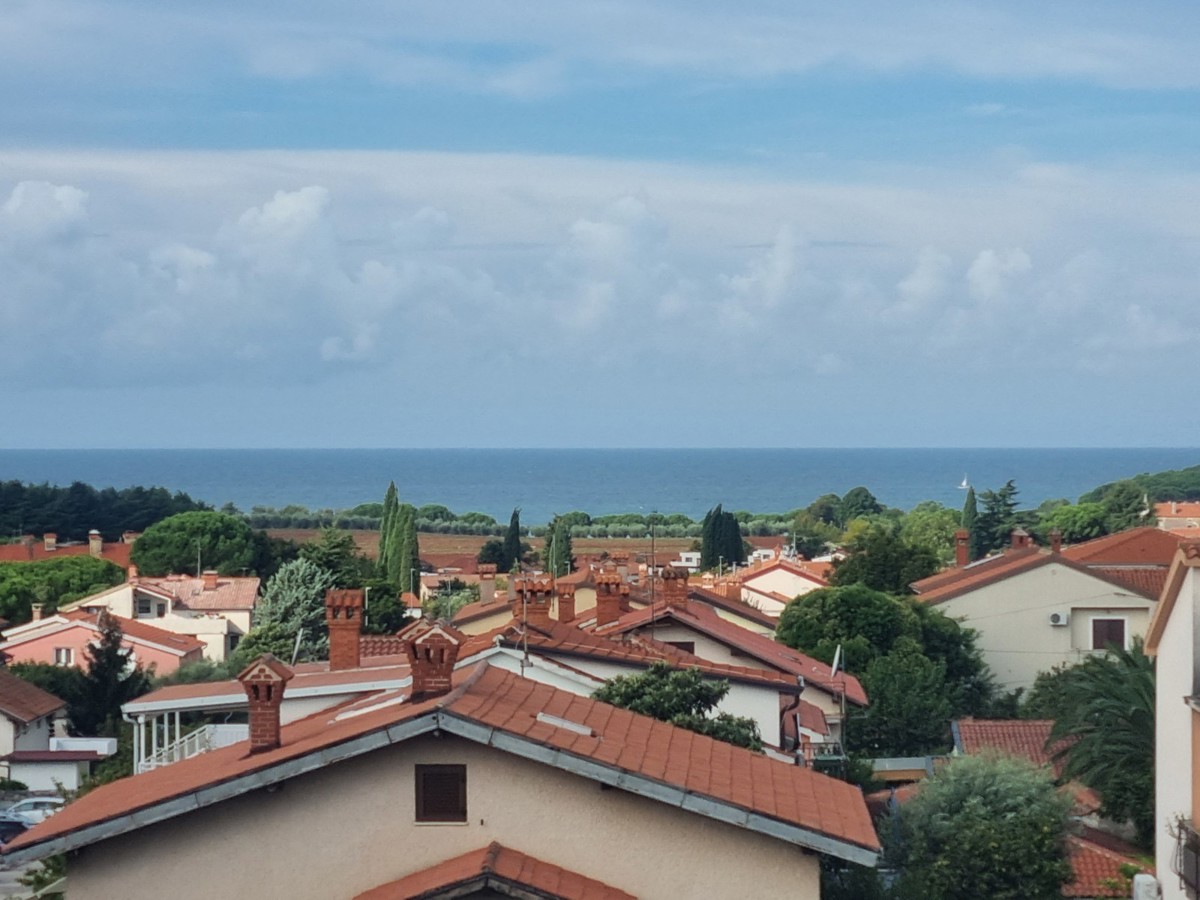Popolnoma opremljeno stanovanje s pogledom na morje v Novigradu