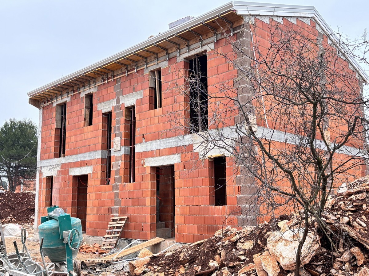 Dvojček hiše 2,5 km od plaže v bližini Umaga