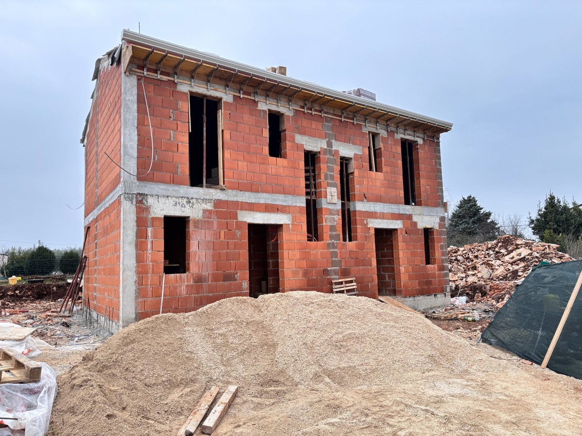 Dvojček hiše 2,5 km od plaže v bližini Umaga