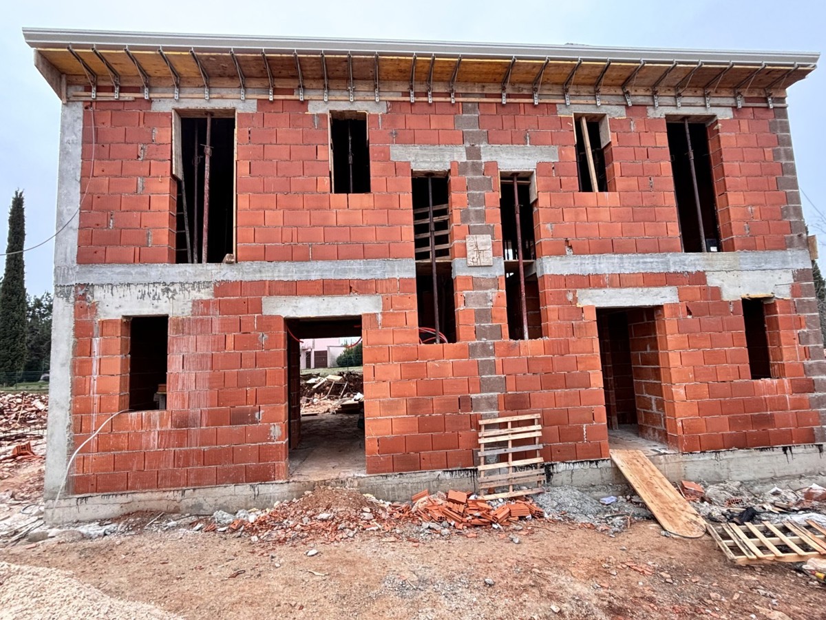 Dvojček hiše 2,5 km od plaže v bližini Umaga